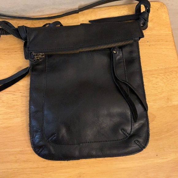 Chen & Derington Chic Black Leather Crossbody Bag - Picture 3 of 10